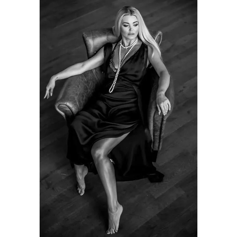 Gwiazda disco polo kusi czerwoną bielizną! Ma na sobie tylko majtki i stanik! 